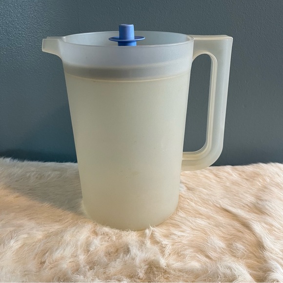 Tupperware Lidded Vintage Drink Pitcher - Picture 1 of 9